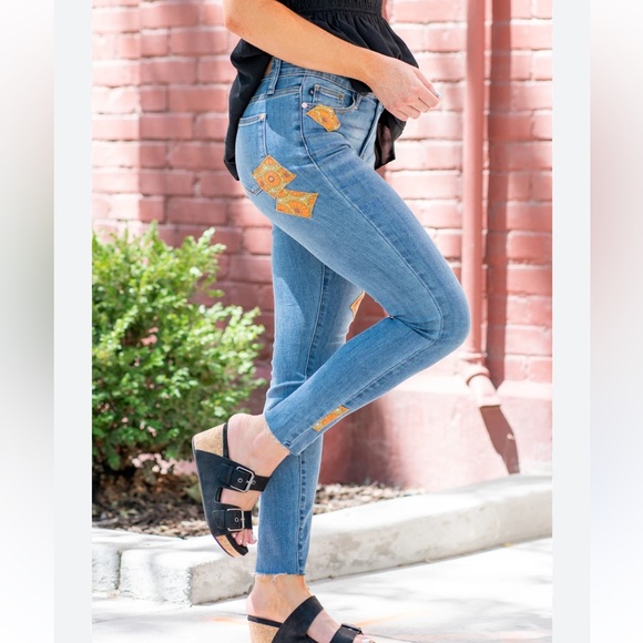 Judy Blue Denim - JUDY BLUE MID-RISE 70'S PATCH SKINNY JEANS. 1/25. NWT